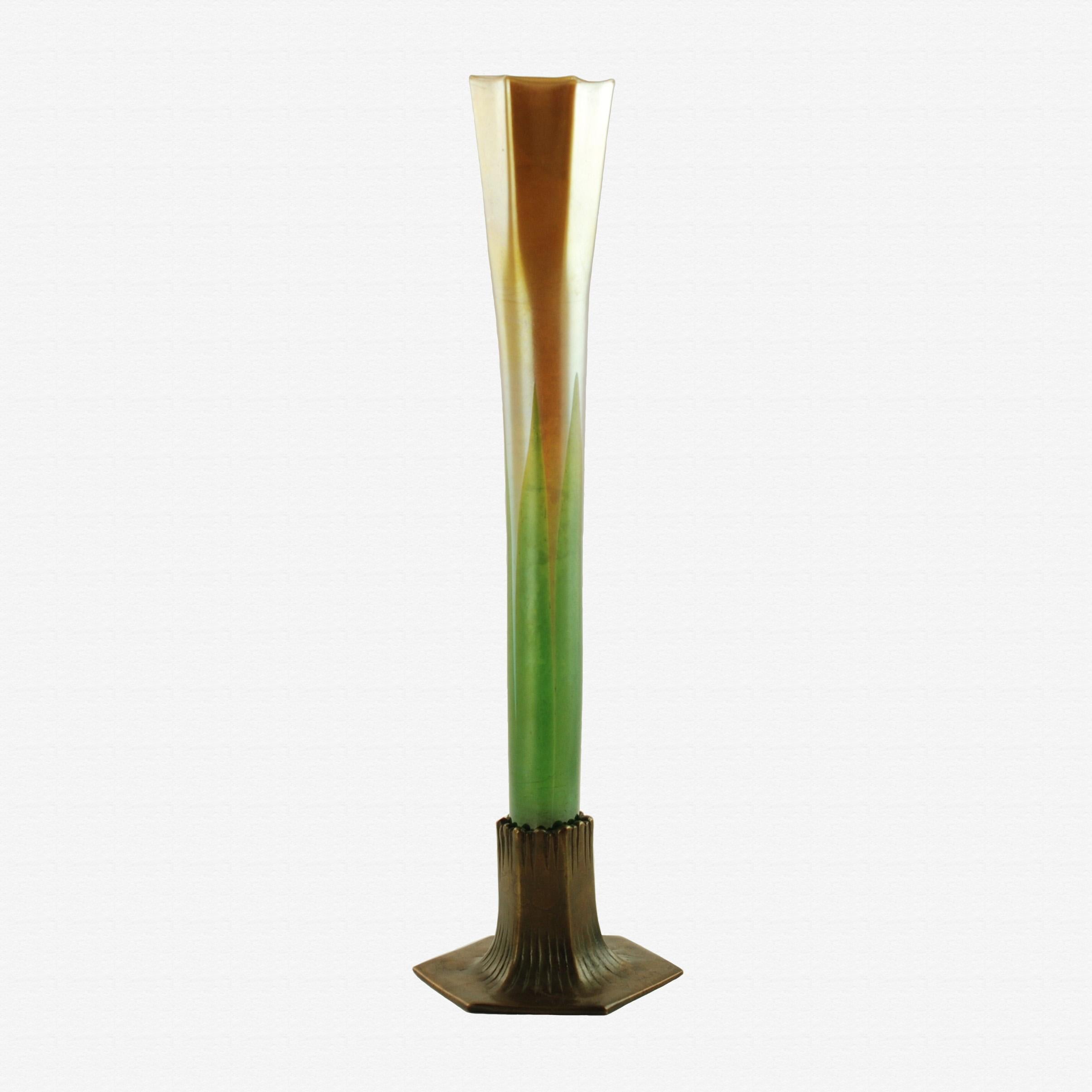 Frühes 20. Jahrhundert Tiffany & Co Favrile-Glas-Knospenvase mit Bronze-Sockel (amerikanisch)