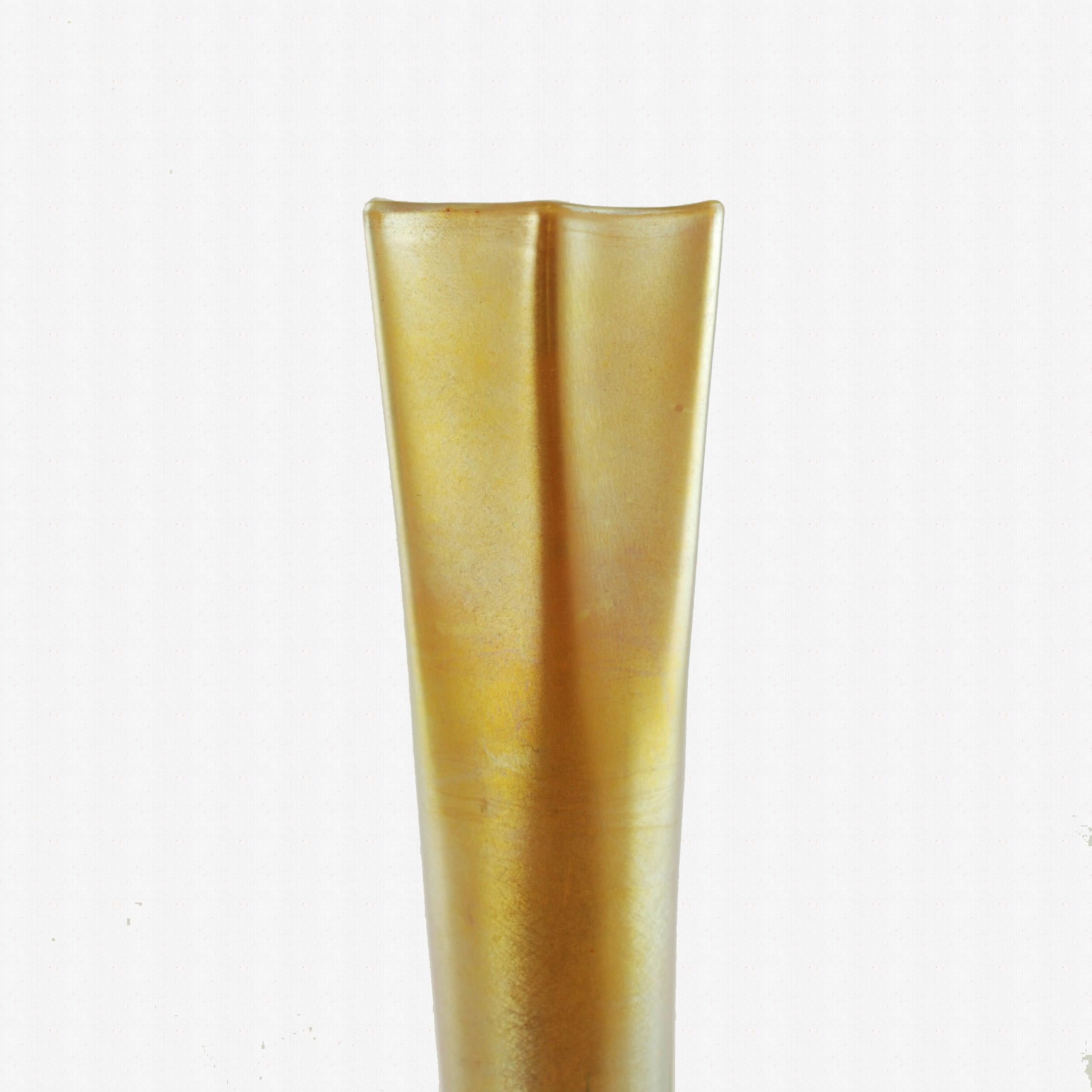 Frühes 20. Jahrhundert Tiffany & Co Favrile-Glas-Knospenvase mit Bronze-Sockel (Gegossen)