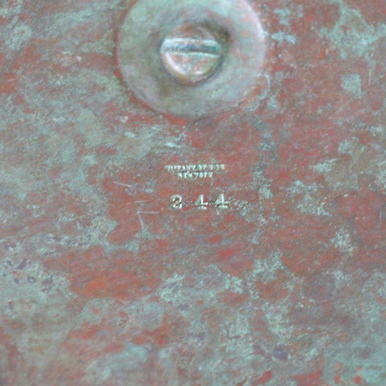 Una exquisita lámpara de mesa Art Nouveau de Tiffany Studios & Co, de principios del siglo XX (hacia 1900-1909). Esta elegante lámpara presenta una base de bronce con su pátina original y está firmada en la base. La pantalla está compuesta de