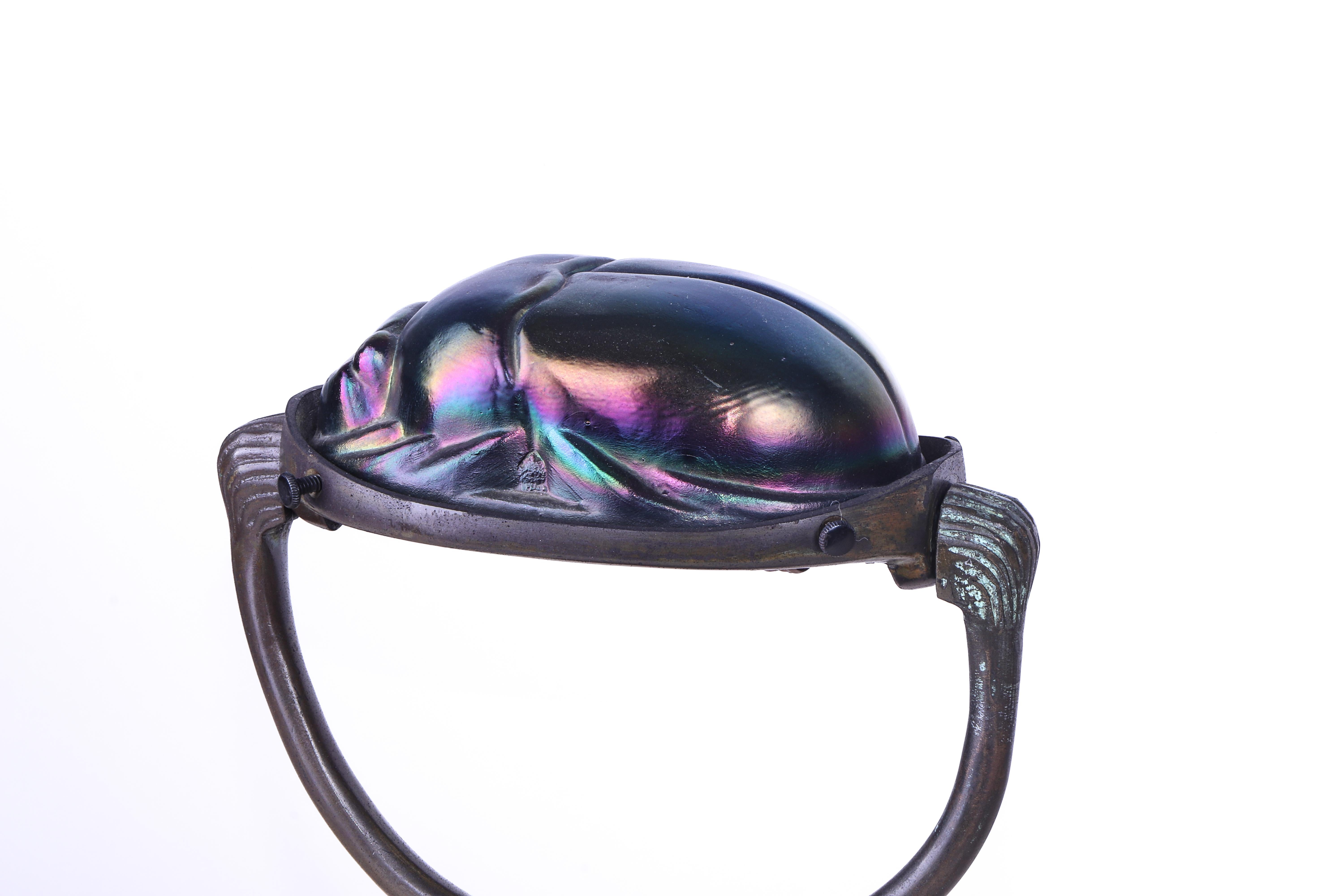 Early 20th Century Tiffany Style Scarab Lamp in Bronze and Glass In Excellent Condition In PARIS, FR