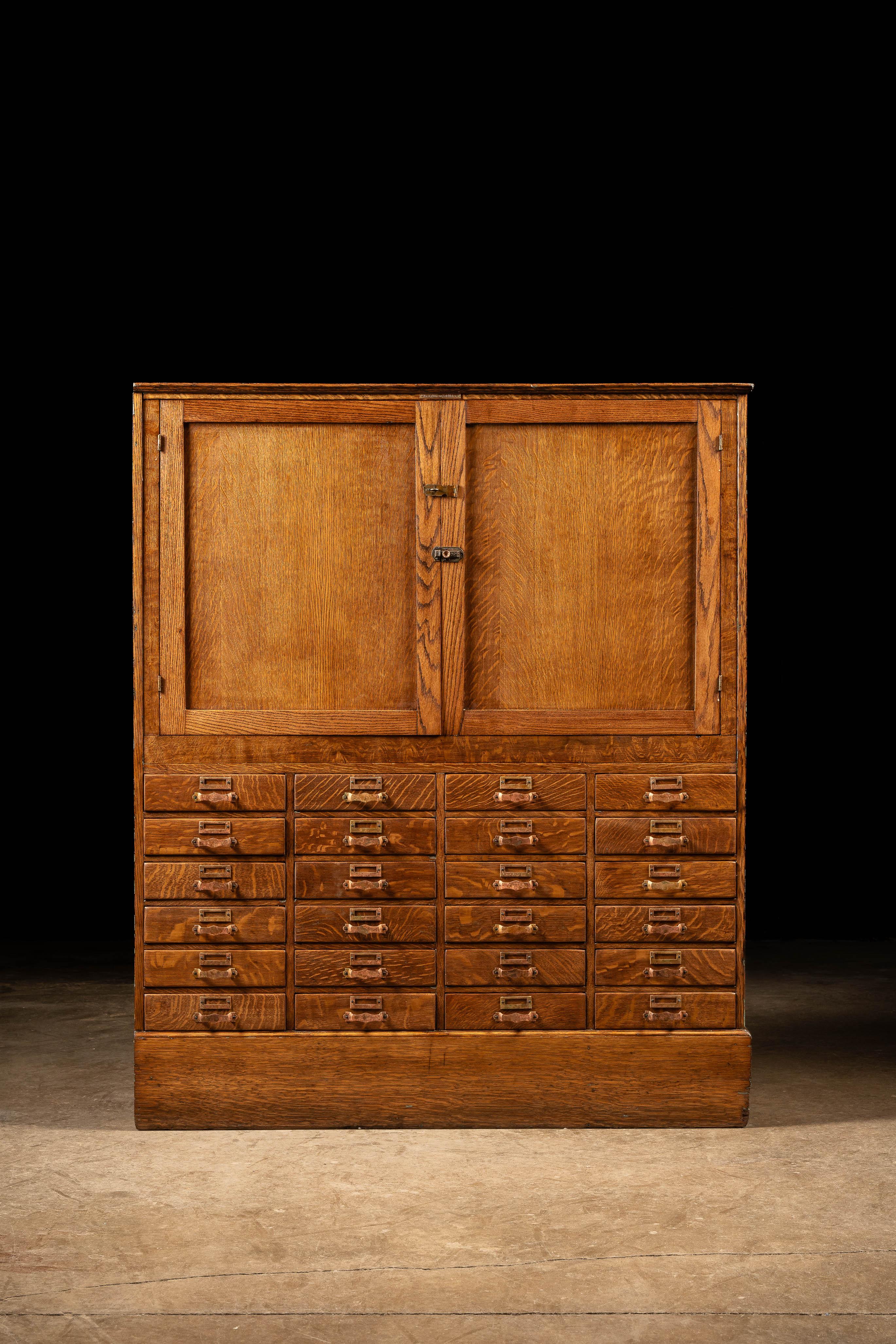 c. 1920er Jahre; Das Bibliotheksbüro - Boston, MA

Antiker Bibliotheksschrank und Kommode aus Eiche.

Diese auffällige Nummer wurde aus einem früheren Leben gerettet, in dem sie mit blauer Farbe bedeckt war. Als wir dieses Stück bekamen, hatten wir