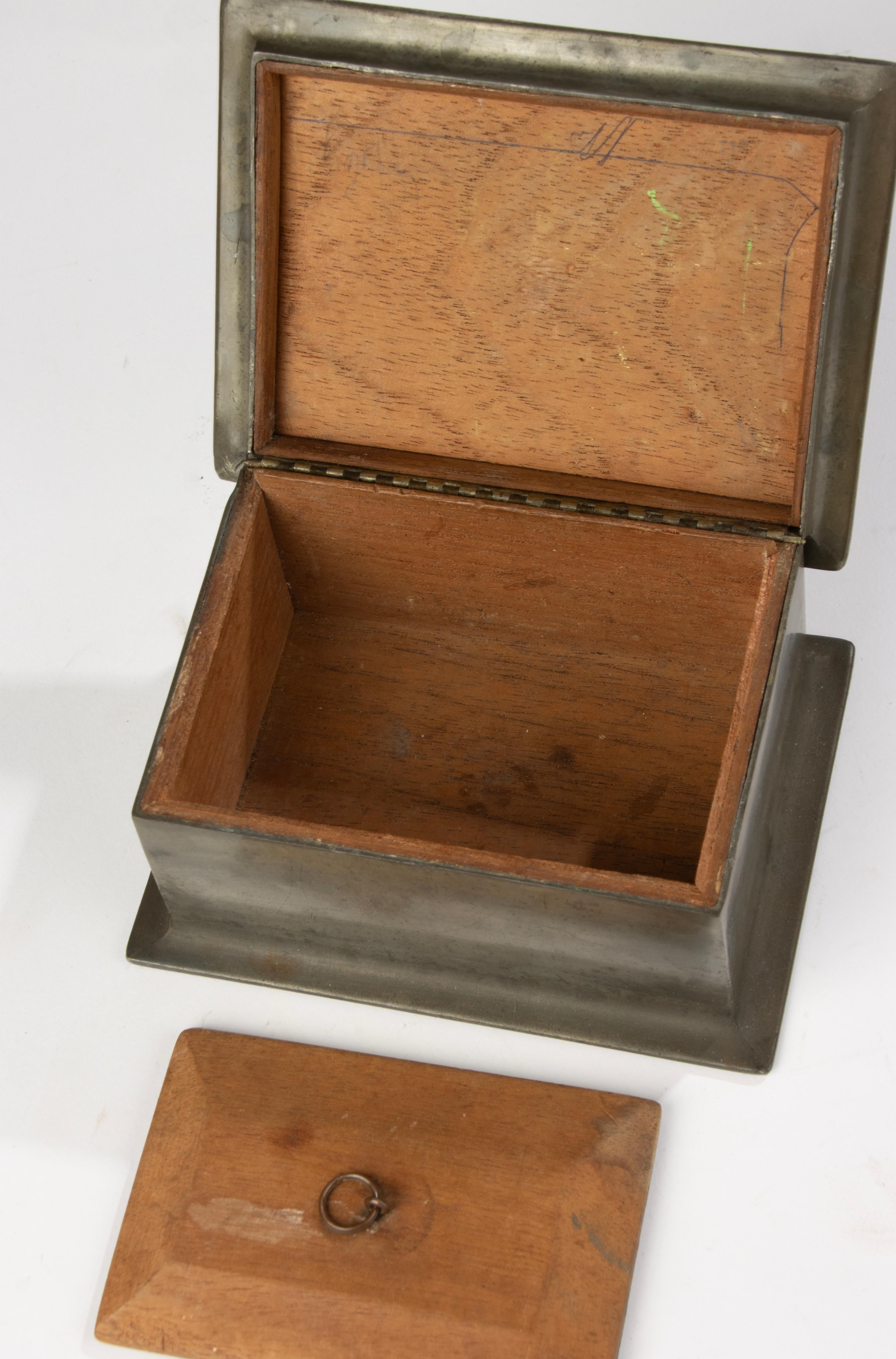 Scatola per tabacco dell'inizio del XX secolo - Tudric per Liberty & Co. in vendita 6