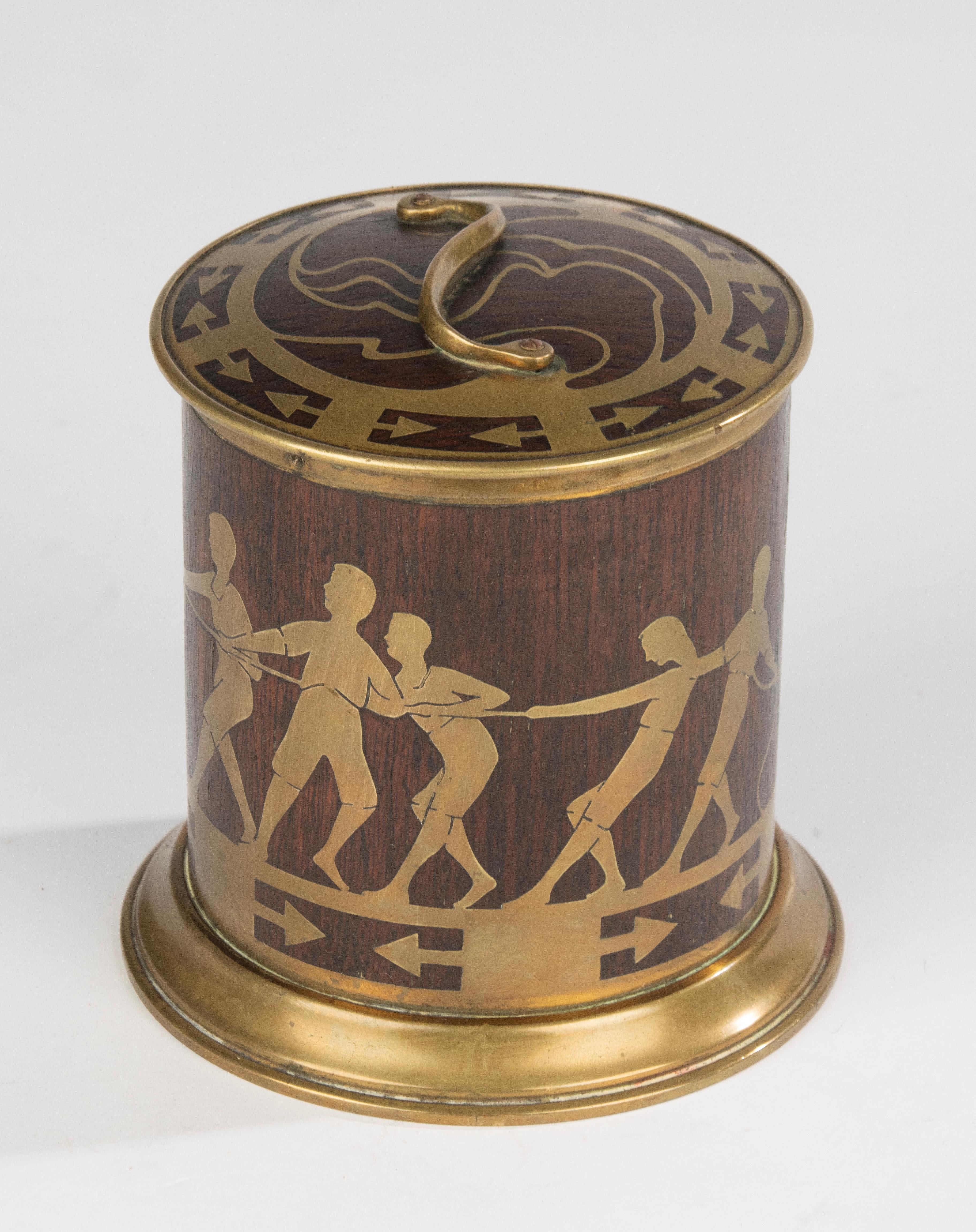 Early 20th Century Tobacco Jar - Erhard & Söhne - Brass and Wood - Tug-of-War In Good Condition For Sale In Casteren, Noord-Brabant