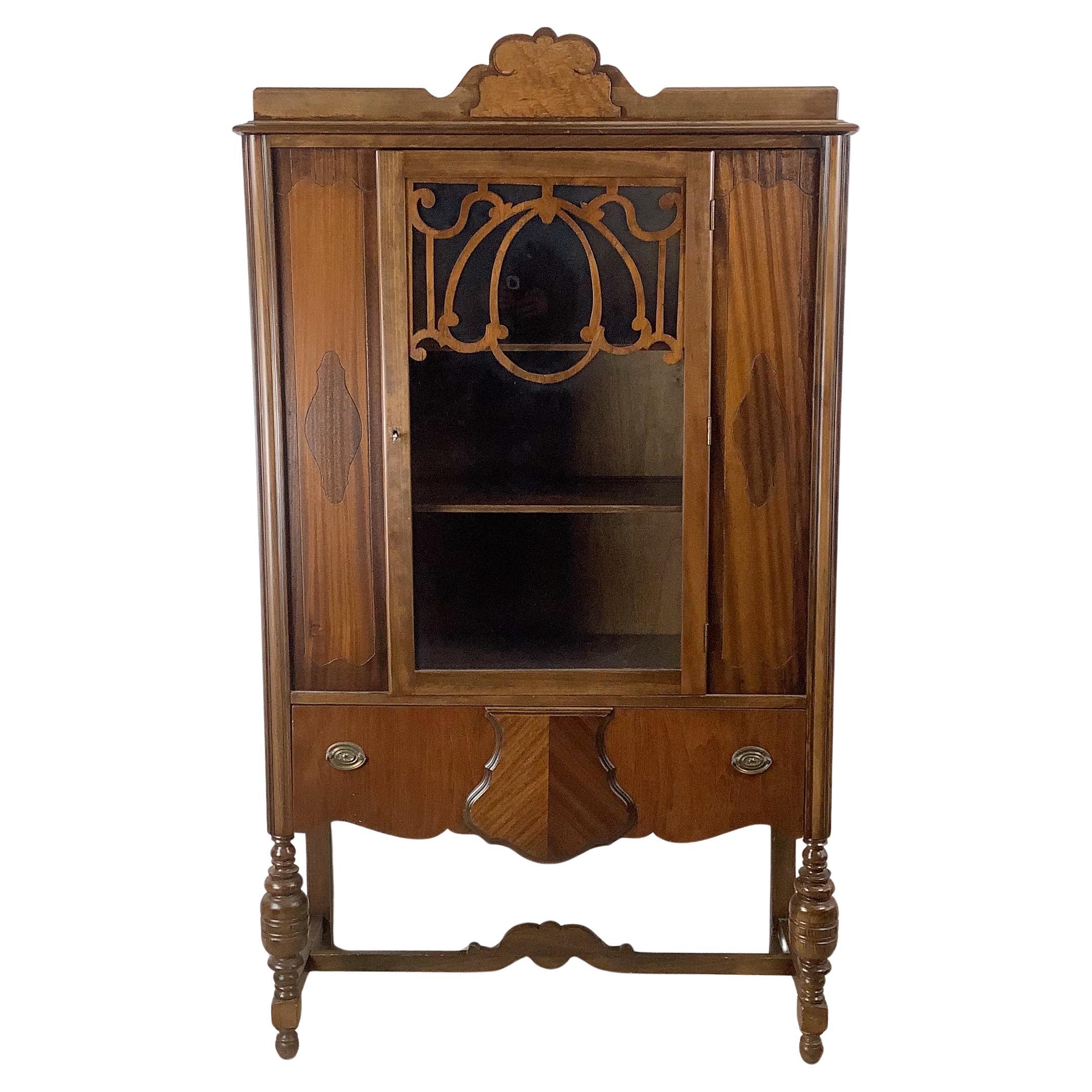 Vitrine traditionnelle du début du 20e siècle avec porte en verre décorative