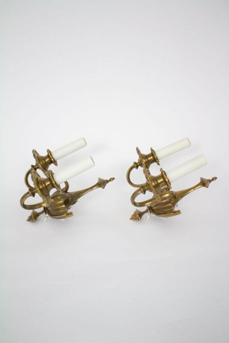 Ein Paar traditioneller georgianischer Leuchter in Urnenform aus feinem Messingguss von E.F. Caldwell. Jede Leuchte hat zwei zarte Arme. Vollständig restauriert und neu verkabelt, bereit zum Einbau.

Material: Messing
Stil: Traditionell,