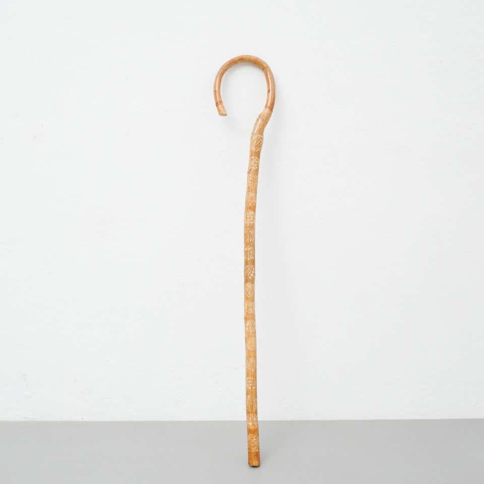 Early 20th Century traditional hand carved wood walking stick

In original condition, with minor wear consistent of age and use, preserving a beautiful use.