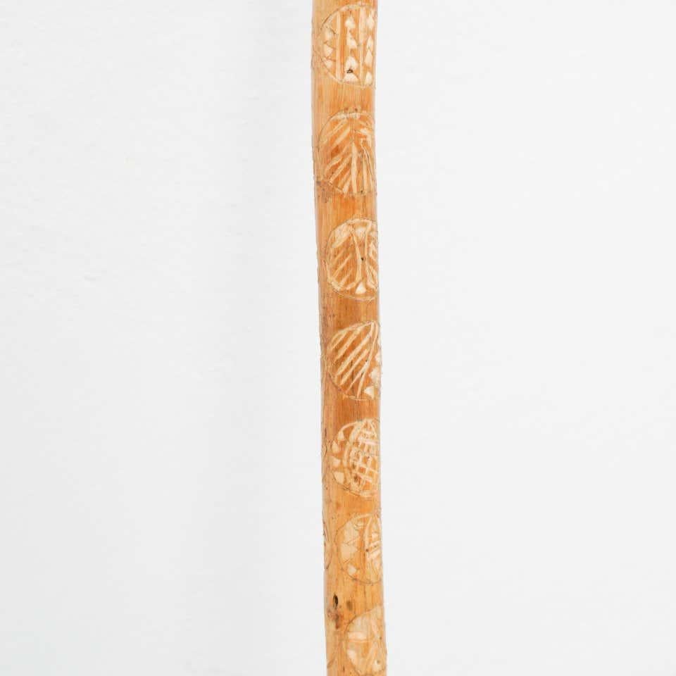Rustique Bâton de marche traditionnel en bois sculpté à la main du début du 20e siècle