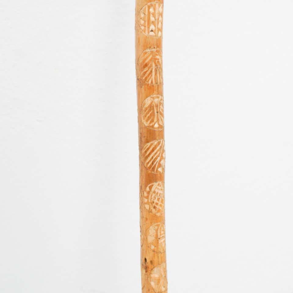 Early 20th Century Traditional Hand Carved Wood Walking Stick In Good Condition For Sale In Barcelona, Barcelona