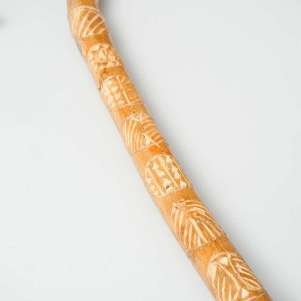 Bastón tradicional de madera tallada a mano de principios del siglo XX en venta 2