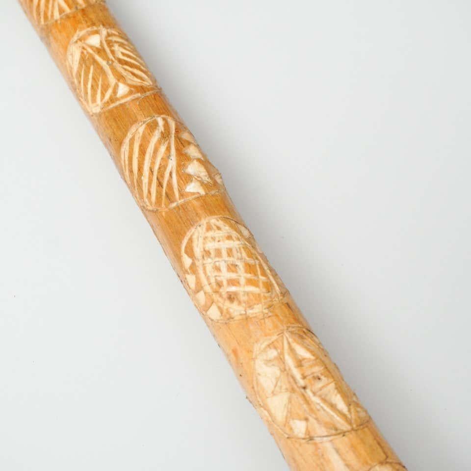 Bastón tradicional de madera tallada a mano de principios del siglo XX en venta 3