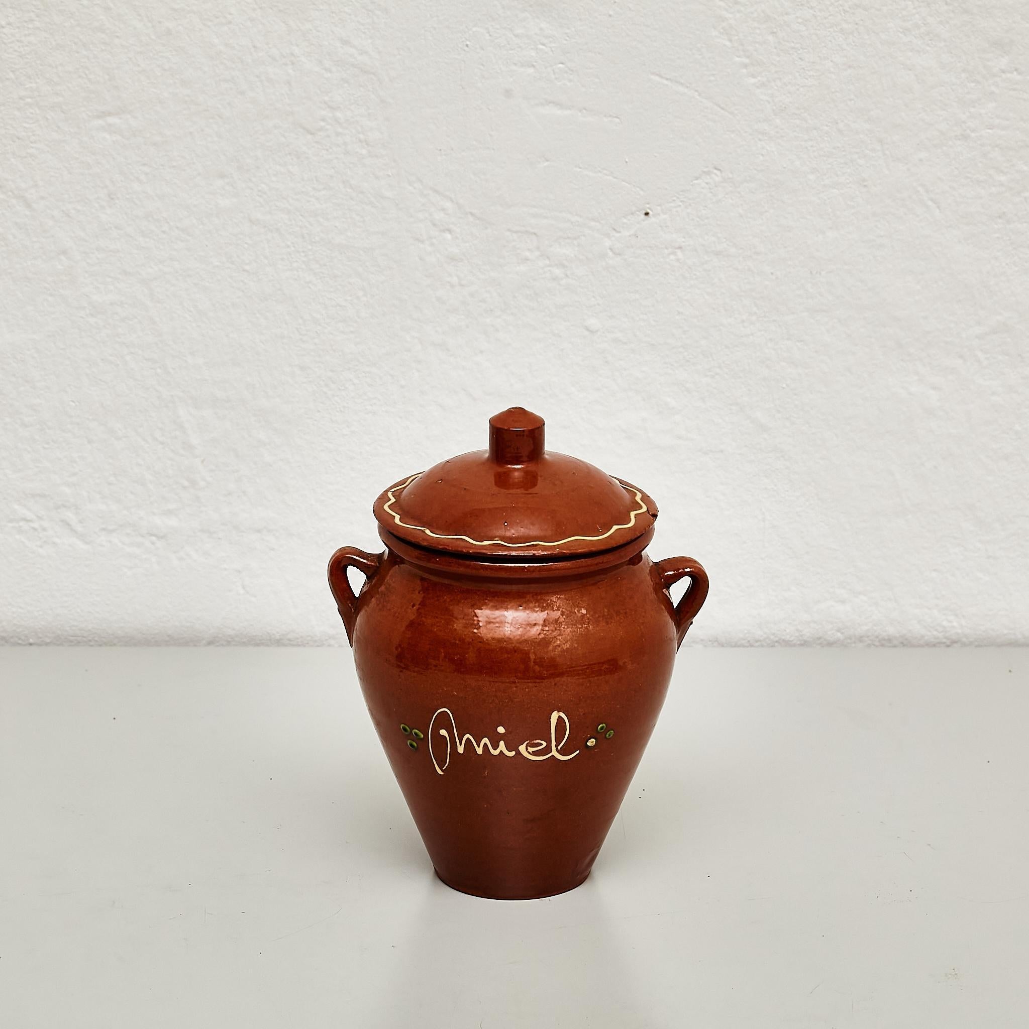Early 20th Century Traditional Rustic Spanish Ceramic Honey Pot In Good Condition For Sale In Barcelona, ES