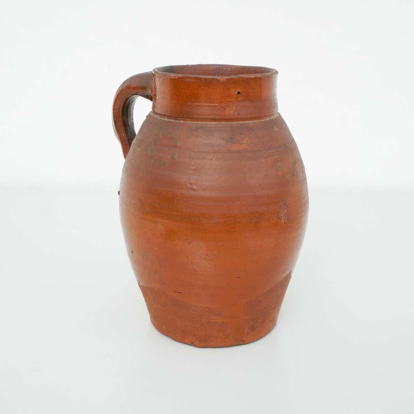 Brocca in ceramica tradizionale spagnola dell'inizio del XX secolo  In condizioni originali, con lievi usure dovute all'età e all'uso, conserva una bella patina.