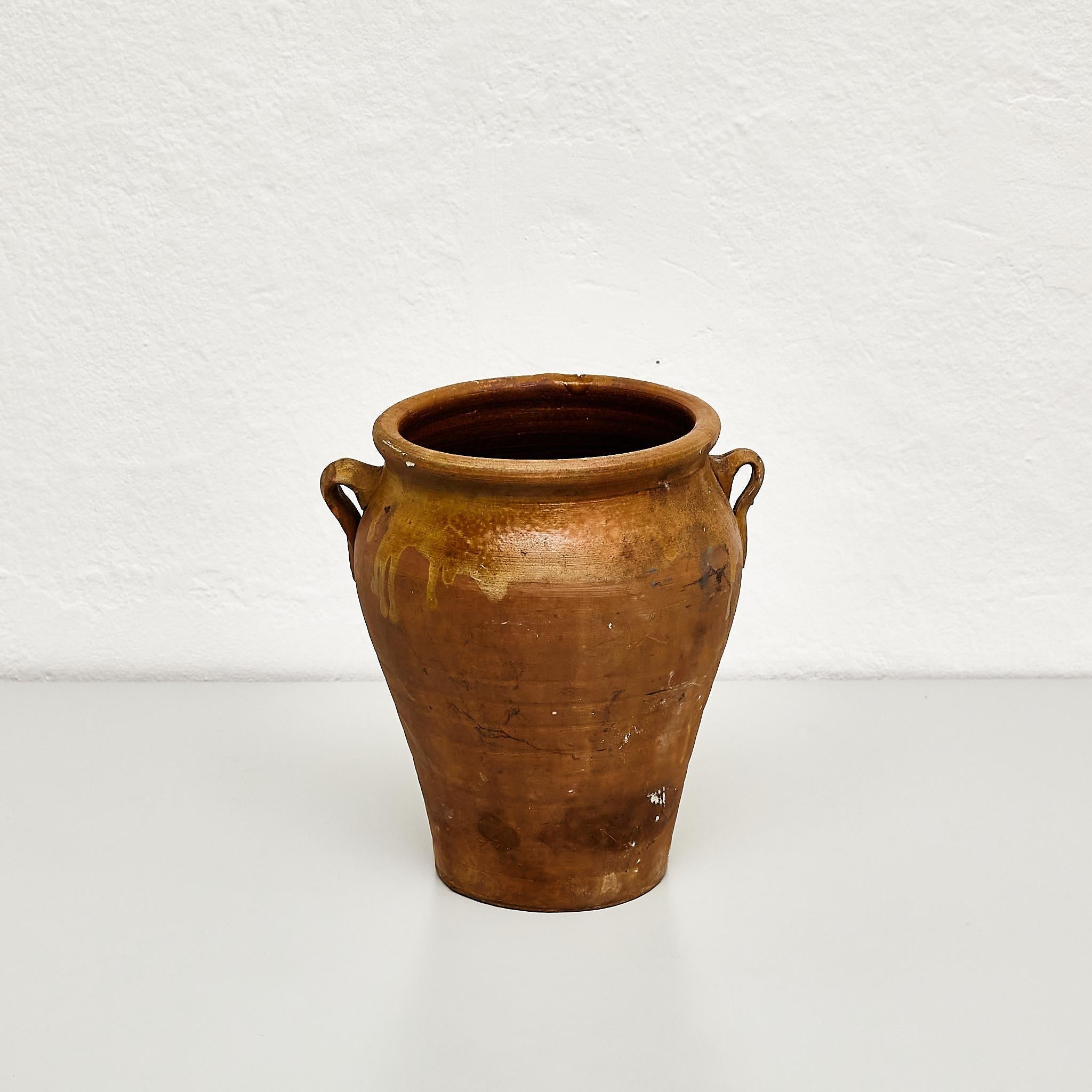 Vase en céramique espagnole traditionnelle du début du 20e siècle, vers 1940

Fabriqué en Espagne, début du 20e siècle.

En état d'origine avec une usure mineure conforme à l'âge et à l'utilisation, préservant une belle patine.

Matériaux :