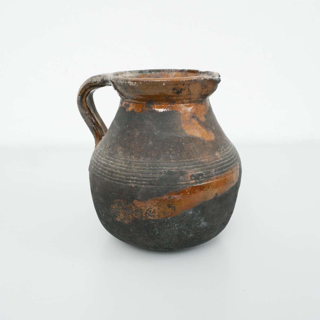 Début du 20e siècle Vase traditionnel en céramique espagnole Par un fabricant inconnu, Espagne.  En état d'origine avec des usures mineures dues à l'âge et à l'utilisation, préservant une belle patine.