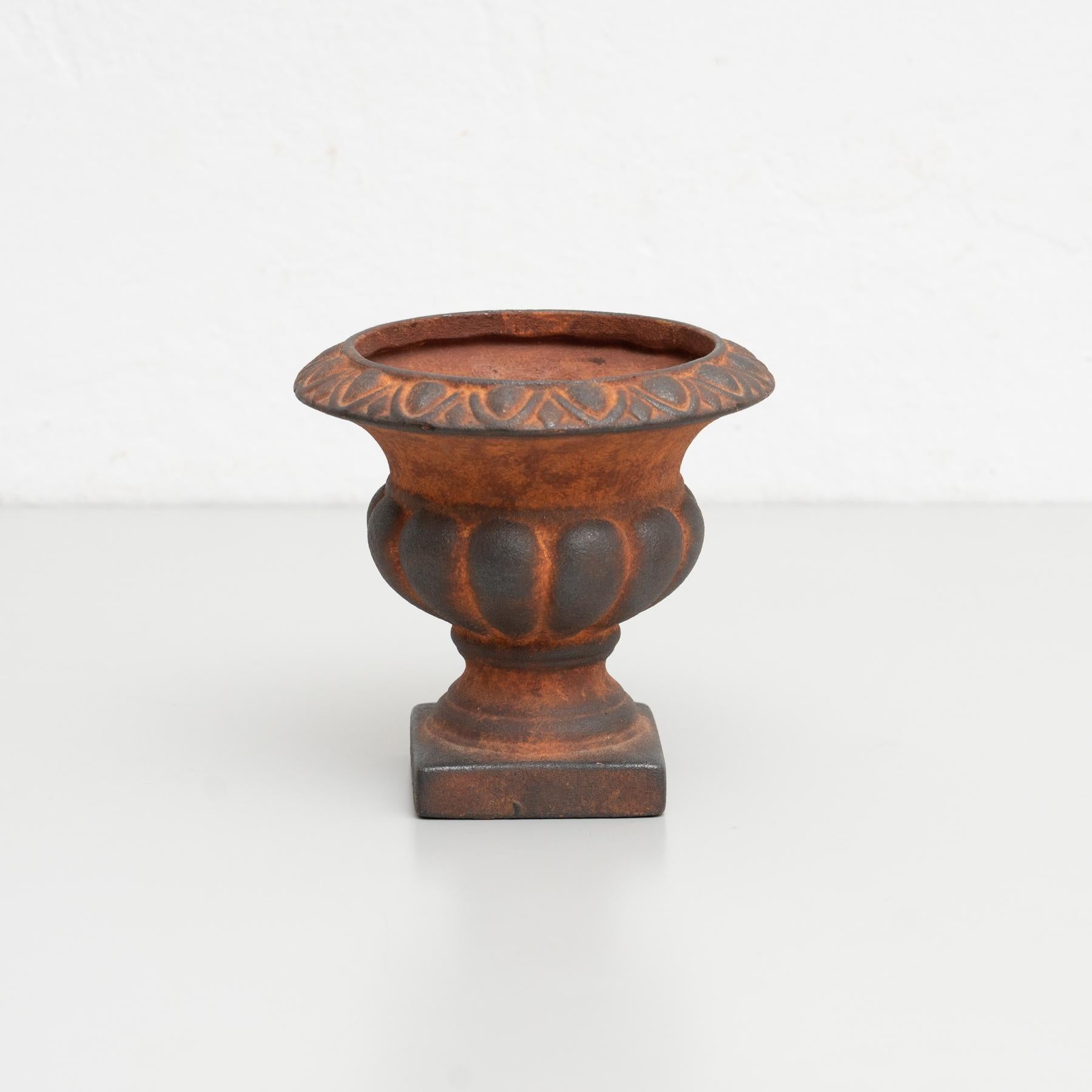 Vase en céramique traditionnelle espagnole du début du 20e siècle    

En état d'origine avec des usures mineures dues à l'âge et à l'utilisation, préservant une belle patine.    

