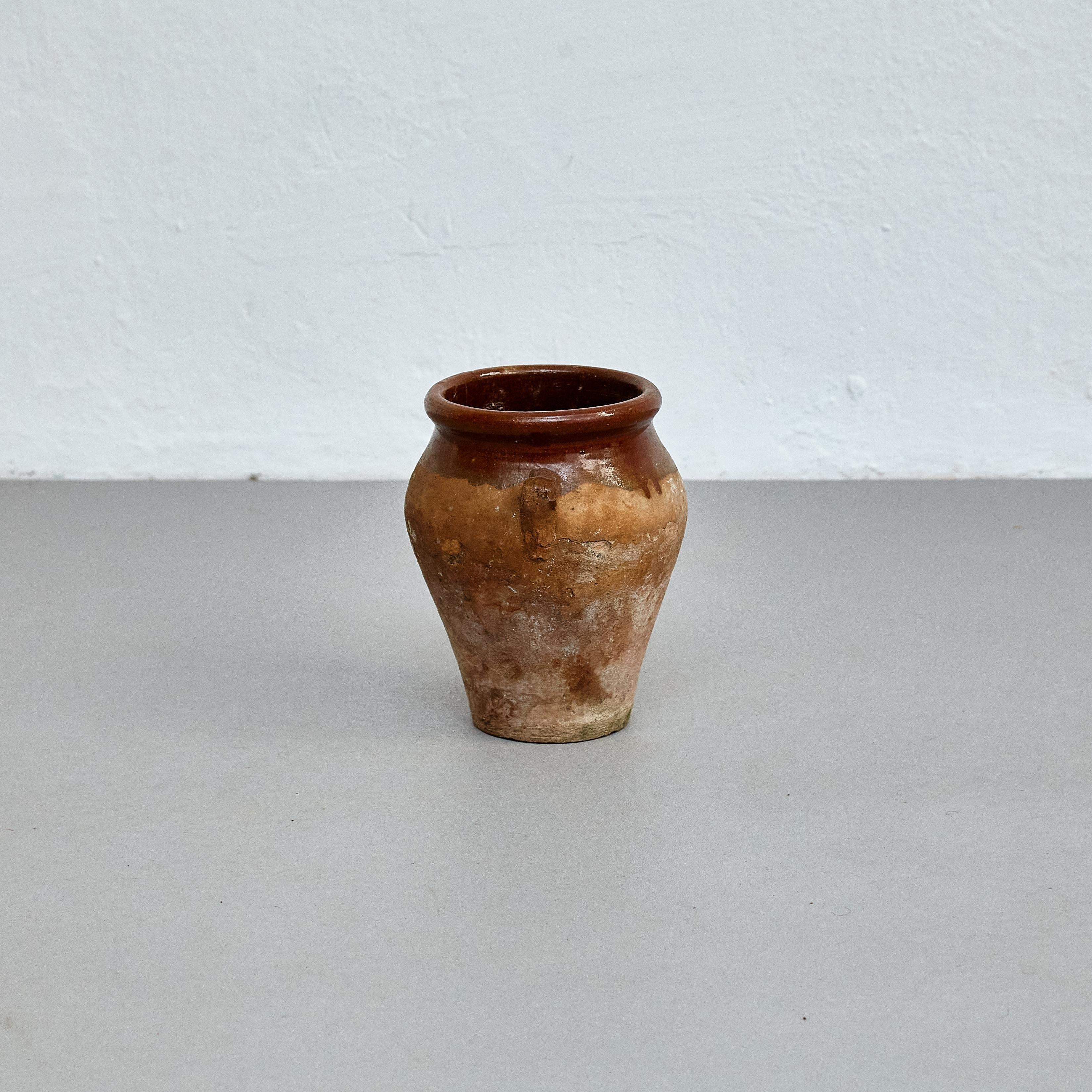 Vase en céramique traditionnelle espagnole du début du 20e siècle.

Fabriqué en Espagne, début du 20e siècle.

En état d'origine avec une usure mineure conforme à l'âge et à l'utilisation, préservant une belle patine.

Matériaux :