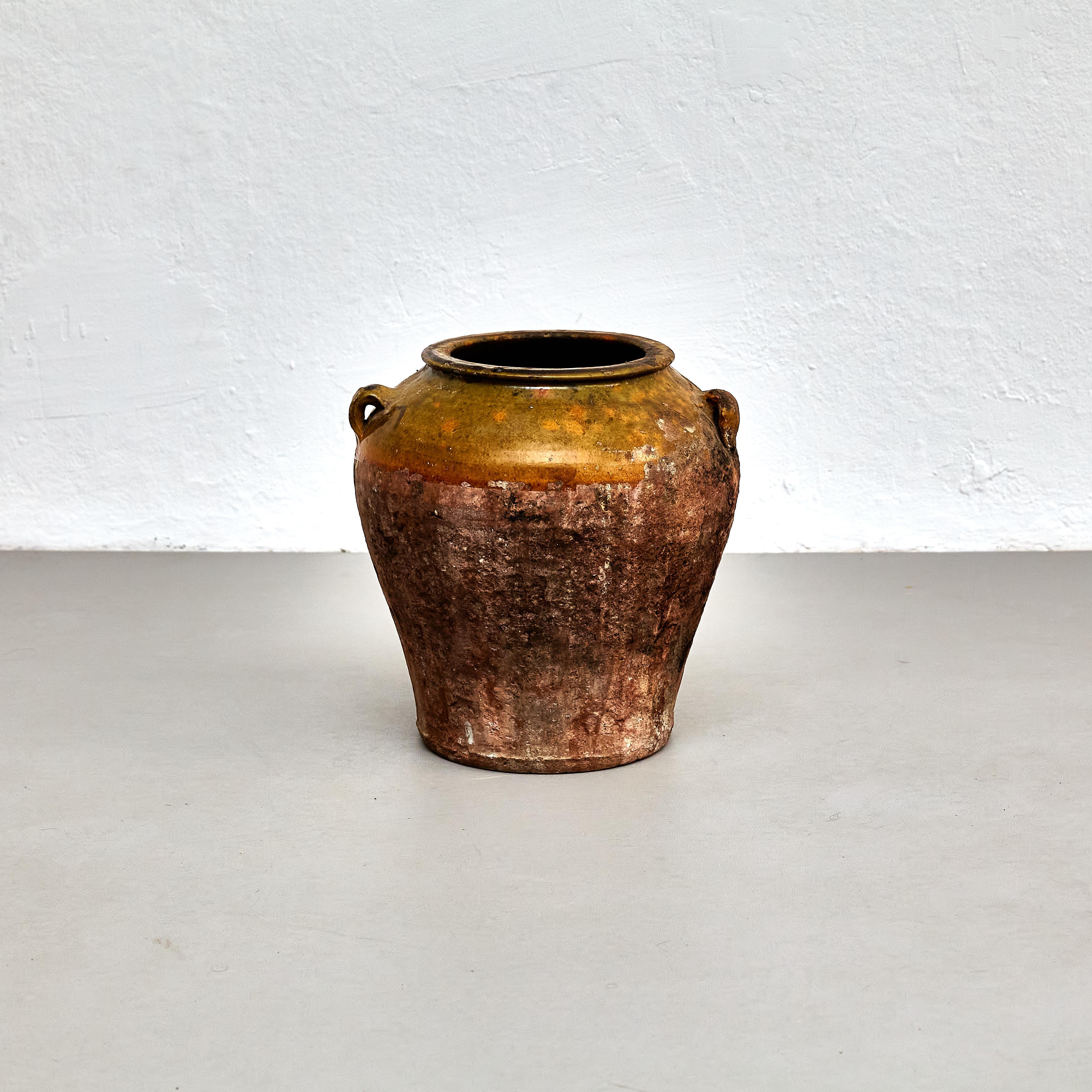 Vase en céramique traditionnelle espagnole du début du 20e siècle.

Fabriqué en Espagne, début du 20e siècle.

En état d'origine avec une usure mineure conforme à l'âge et à l'utilisation, préservant une belle patine.

Matériaux :