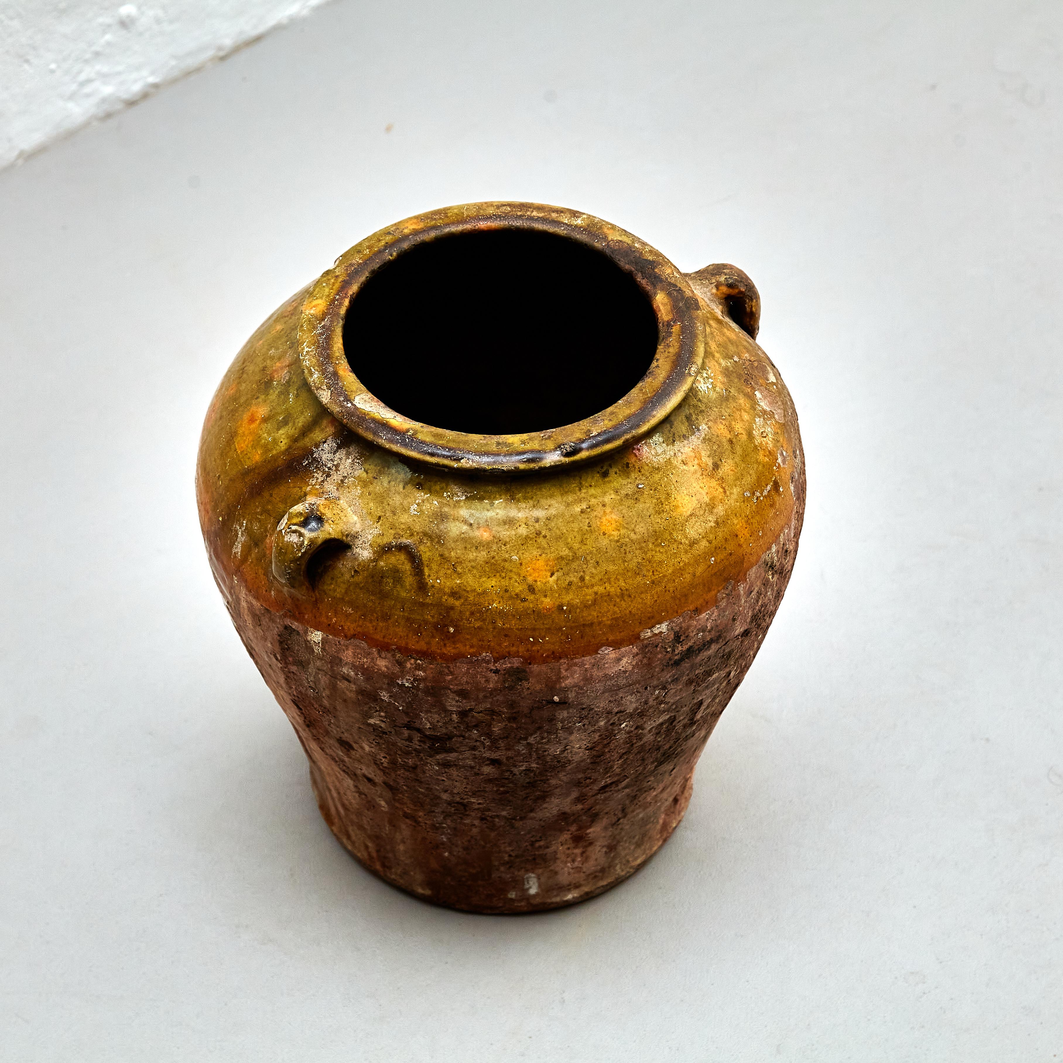 Early 20th Century Traditional Spanish Ceramic Vase For Sale 4