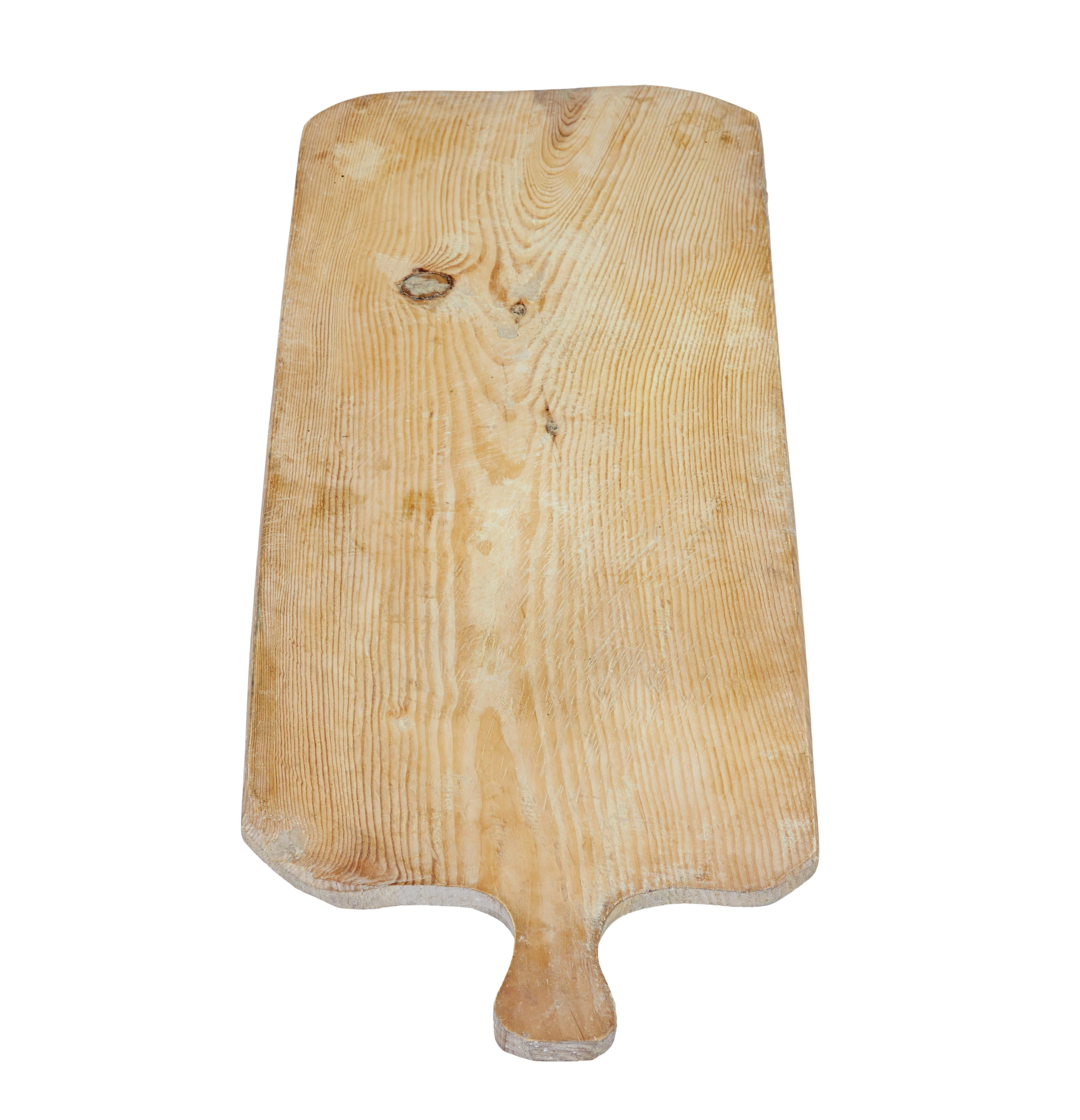 Tablero tradicional de pino sueco de principios del siglo XX, circa 1900.

Pieza de buena calidad de la vida cotidiana rústica sueca.  Hecho de una sola pieza de pino y una parte importante de la casa.

Ideal para utilizarlo como centro de mesa en