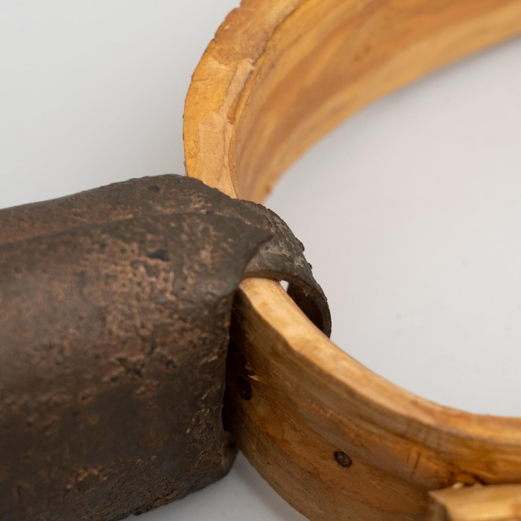 Traditionelle geschnitzte Cowbell aus Holz des frühen 20. Jahrhunderts, primitive Hirtenkunst im Angebot 6