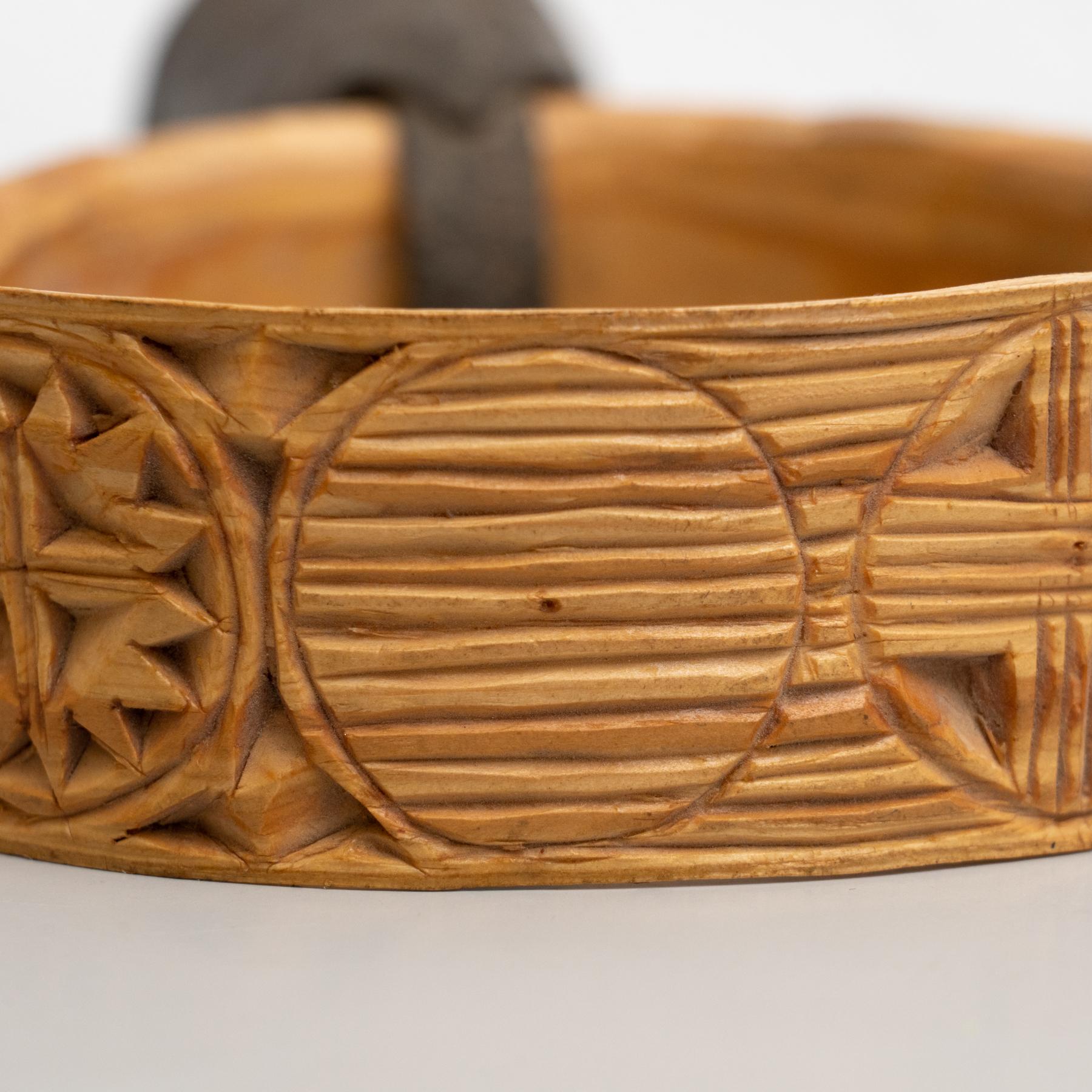 Traditionelle geschnitzte Cowbell aus Holz des frühen 20. Jahrhunderts, primitive Hirtenkunst im Angebot 8