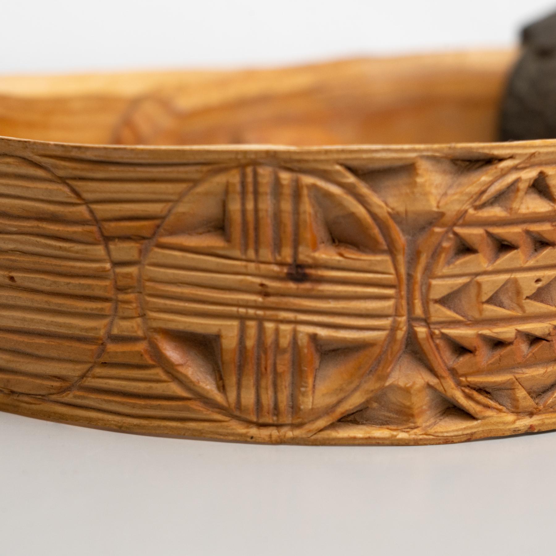 Traditionelle geschnitzte Cowbell aus Holz des frühen 20. Jahrhunderts, primitive Hirtenkunst im Angebot 9