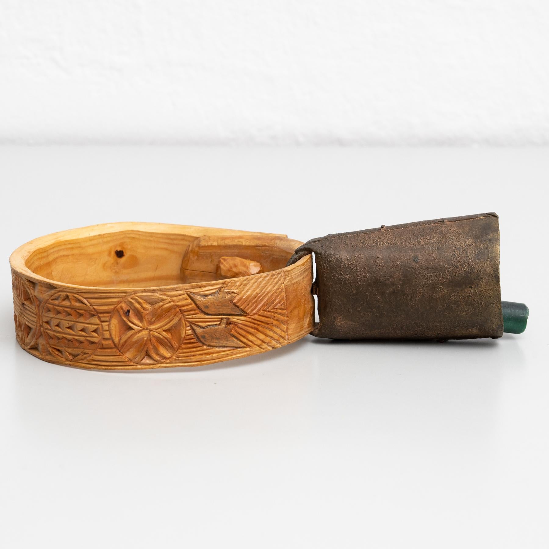Traditionelle geschnitzte Cowbell aus Holz des frühen 20. Jahrhunderts, primitive Hirtenkunst (Moderne der Mitte des Jahrhunderts) im Angebot