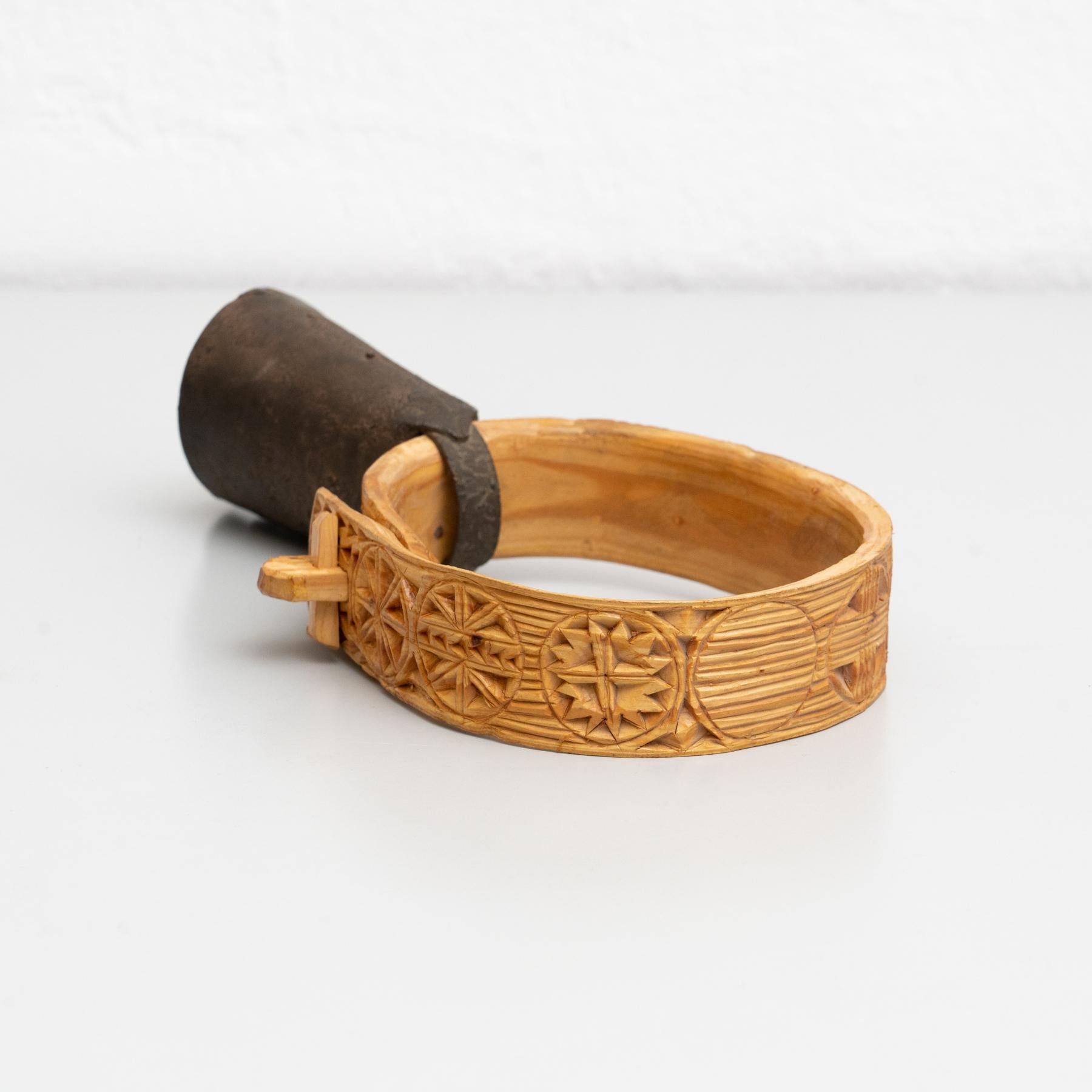 Traditionelle geschnitzte Cowbell aus Holz des frühen 20. Jahrhunderts, primitive Hirtenkunst (Frühes 20. Jahrhundert) im Angebot