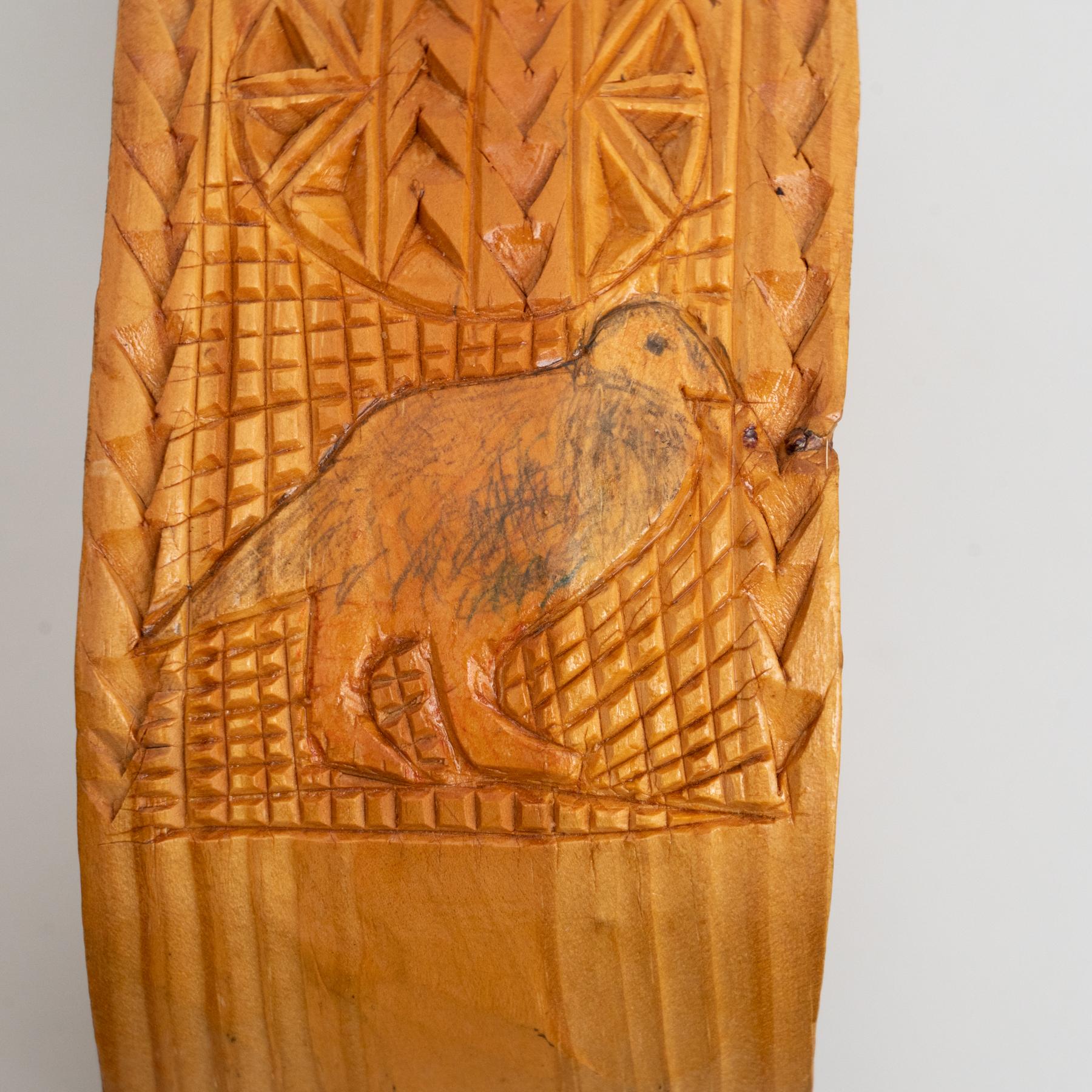 Traditioneller, primitiver, geschnitzter Cowbell-Stuhl aus Holz, frühes 20. Jahrhundert im Angebot 6