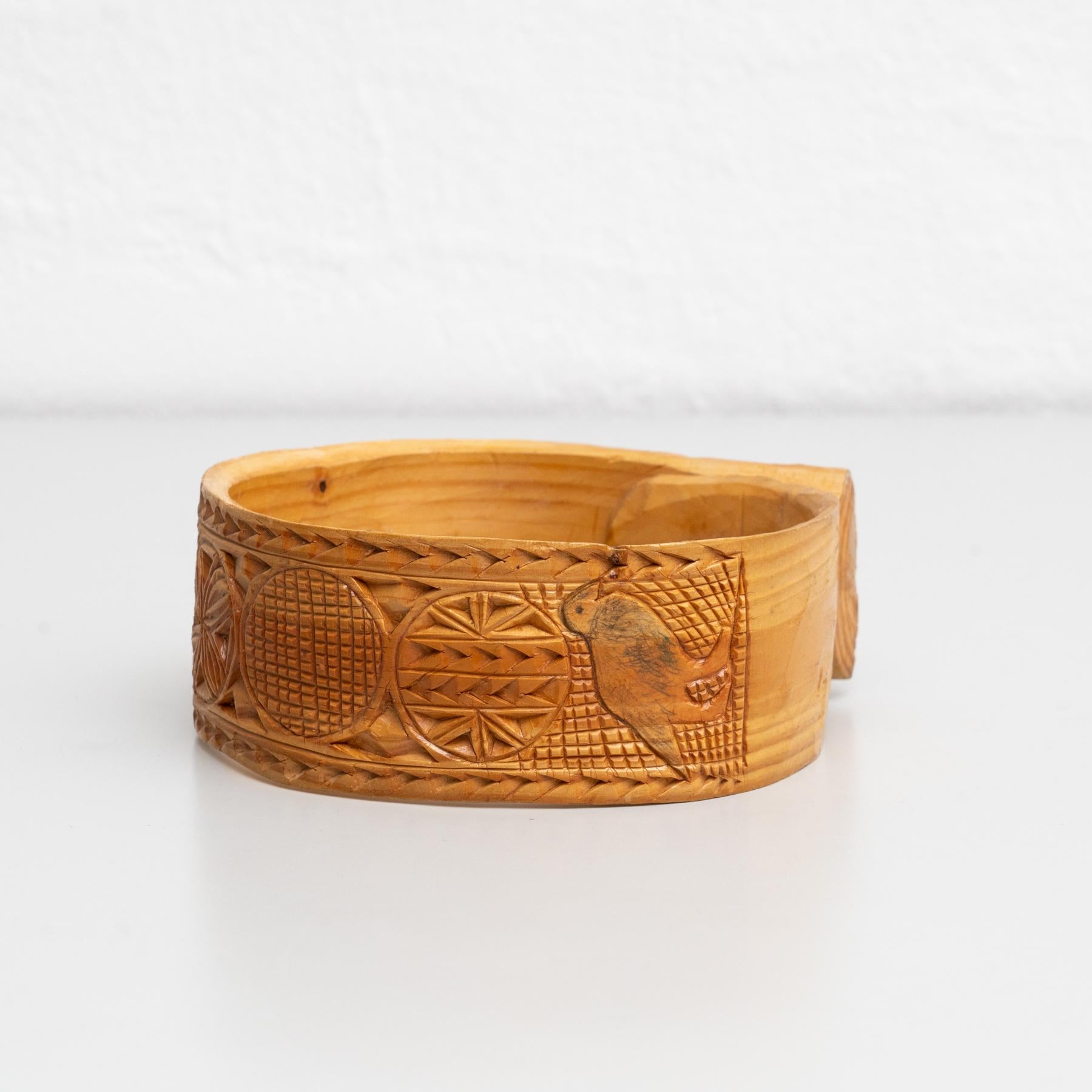 Early 20th Century Traditional Wooden Pastoral Primitive Carved Cowbell Support In Good Condition In Barcelona, Barcelona