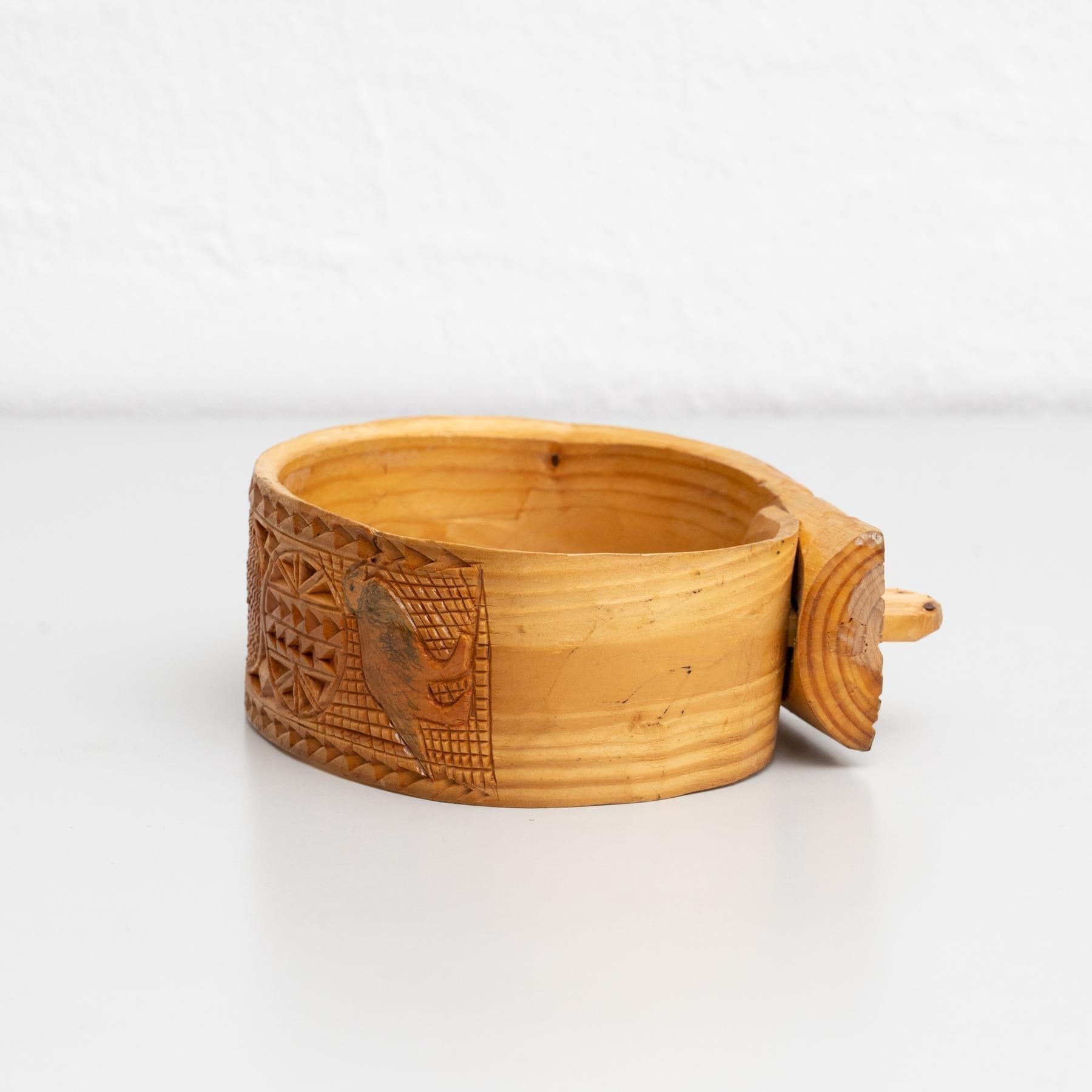 Early 20th Century Traditional Wooden Pastoral Primitive Carved Cowbell Support For Sale 2