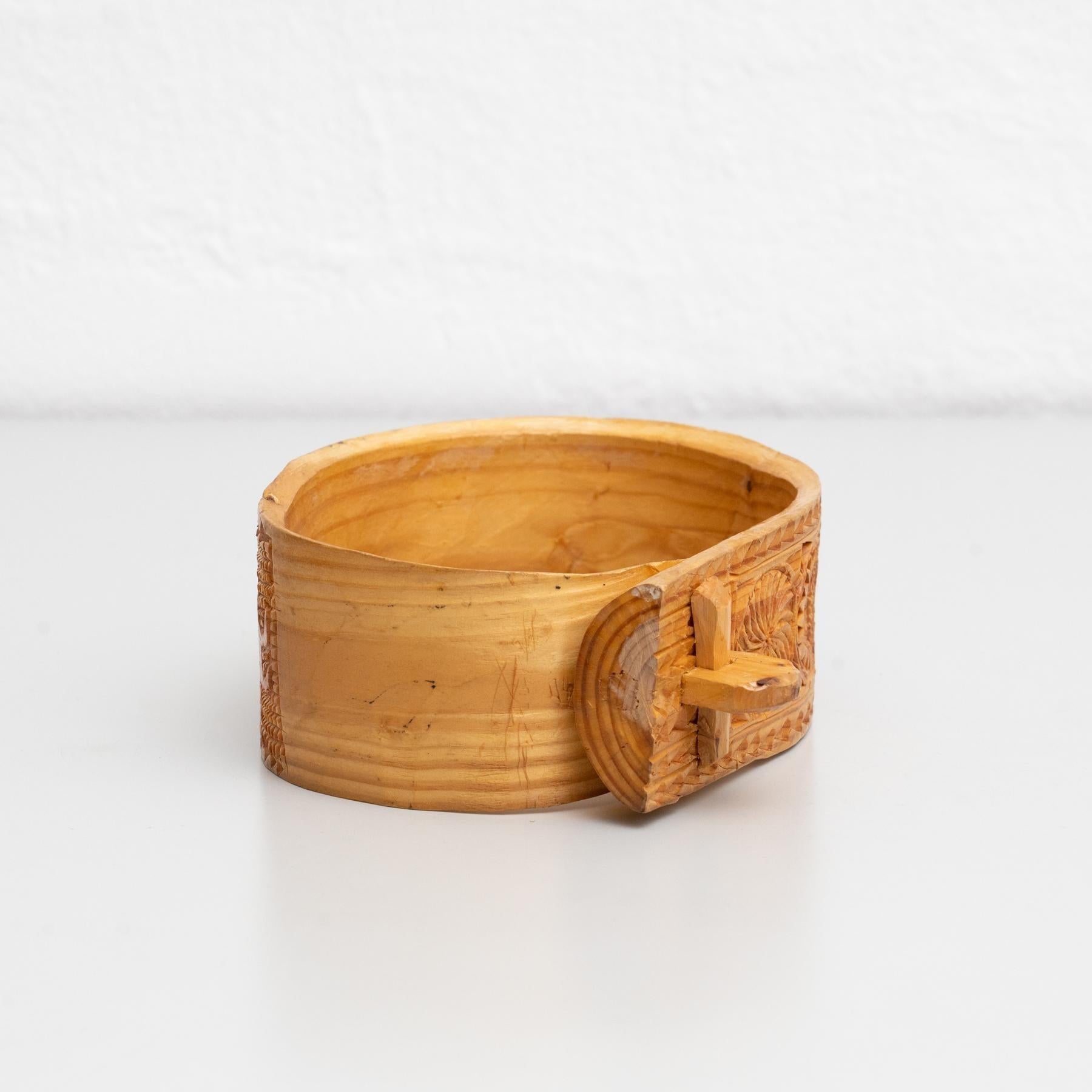 Early 20th Century Traditional Wooden Pastoral Primitive Carved Cowbell Support For Sale 3