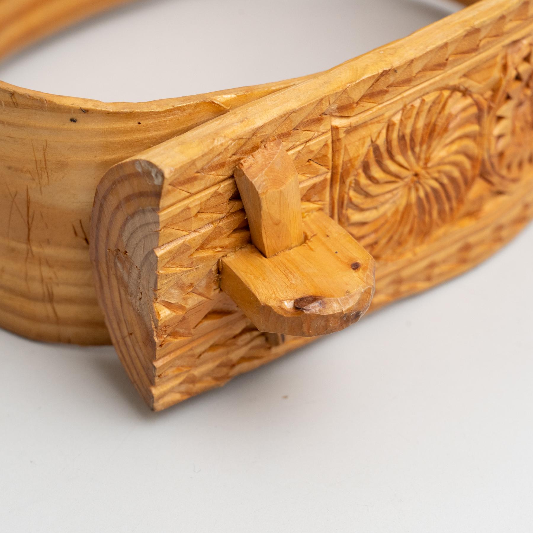 Traditioneller, primitiver, geschnitzter Cowbell-Stuhl aus Holz, frühes 20. Jahrhundert im Angebot 3