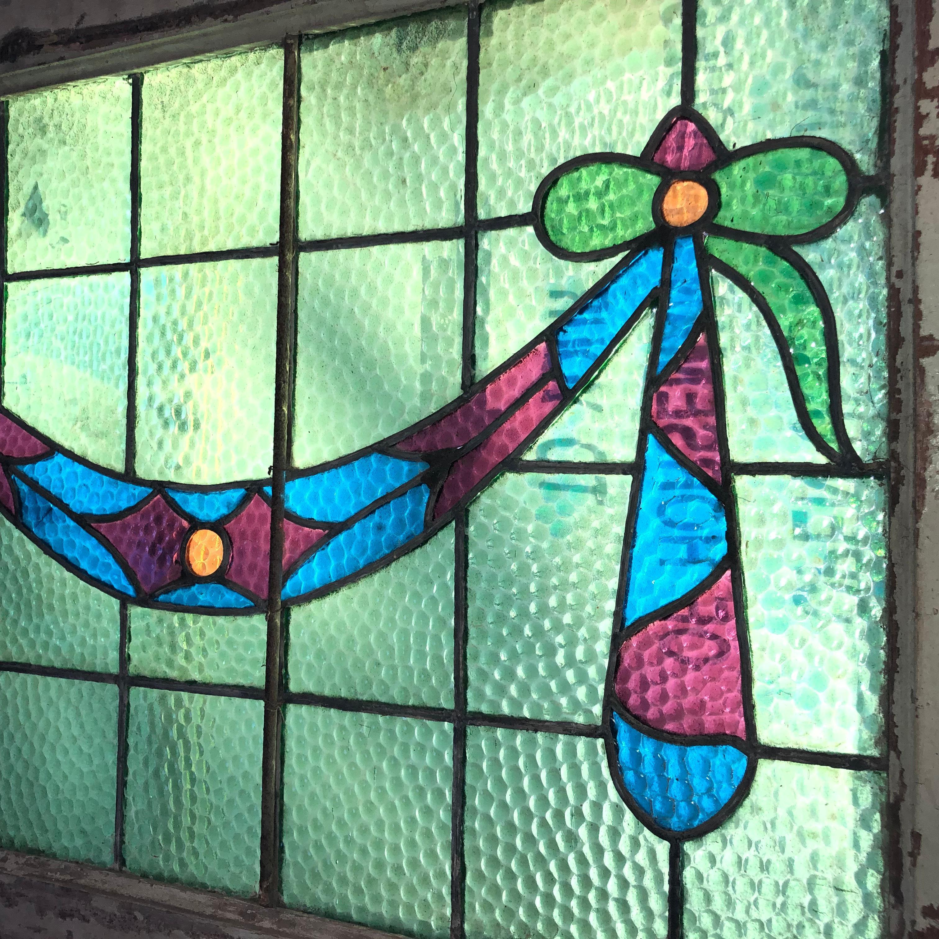 Finestra antica di cinque piedi con vetro colorato. Bellissimo design a ghirlanda e fascia con vetro colorato e finiture in piombo.
Attualmente è alloggiato in una cornice di legno - le dimensioni complessive si riferiscono alla vetrata e alla