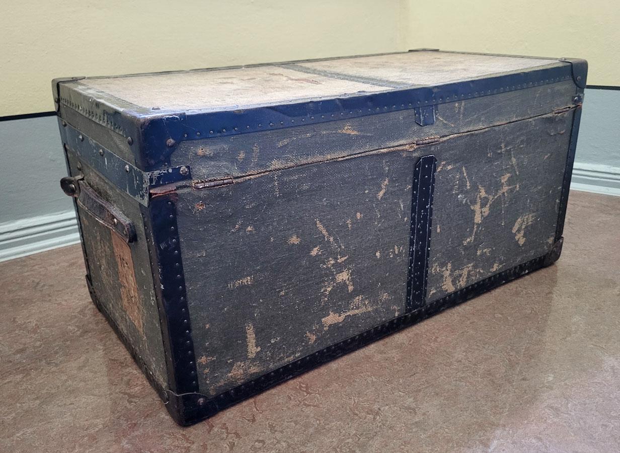 English Early 20th Century Travel Suitcase Chest Box Canvas Trunk Art Déco For Sale