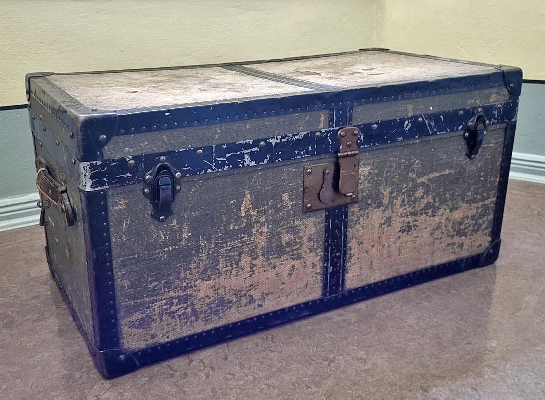 Early 20th Century Travel Suitcase Chest Box Canvas Trunk Art Déco For Sale 3