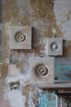 Anfang des 20. Jahrhunderts Trio aus geschnitzten architektonischen Elementen aus Stein Kragsteine