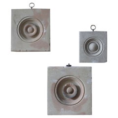Trio di elementi architettonici in pietra scolpita dei primi del Novecento