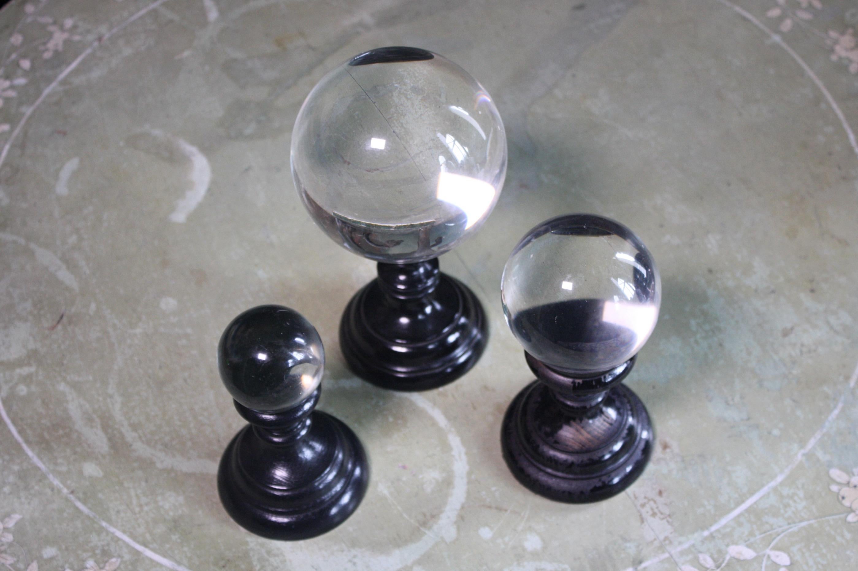 Early 20th Century Trio of Graduated Glass Optical Scientific Spheres In Good Condition In Lowestoft, GB