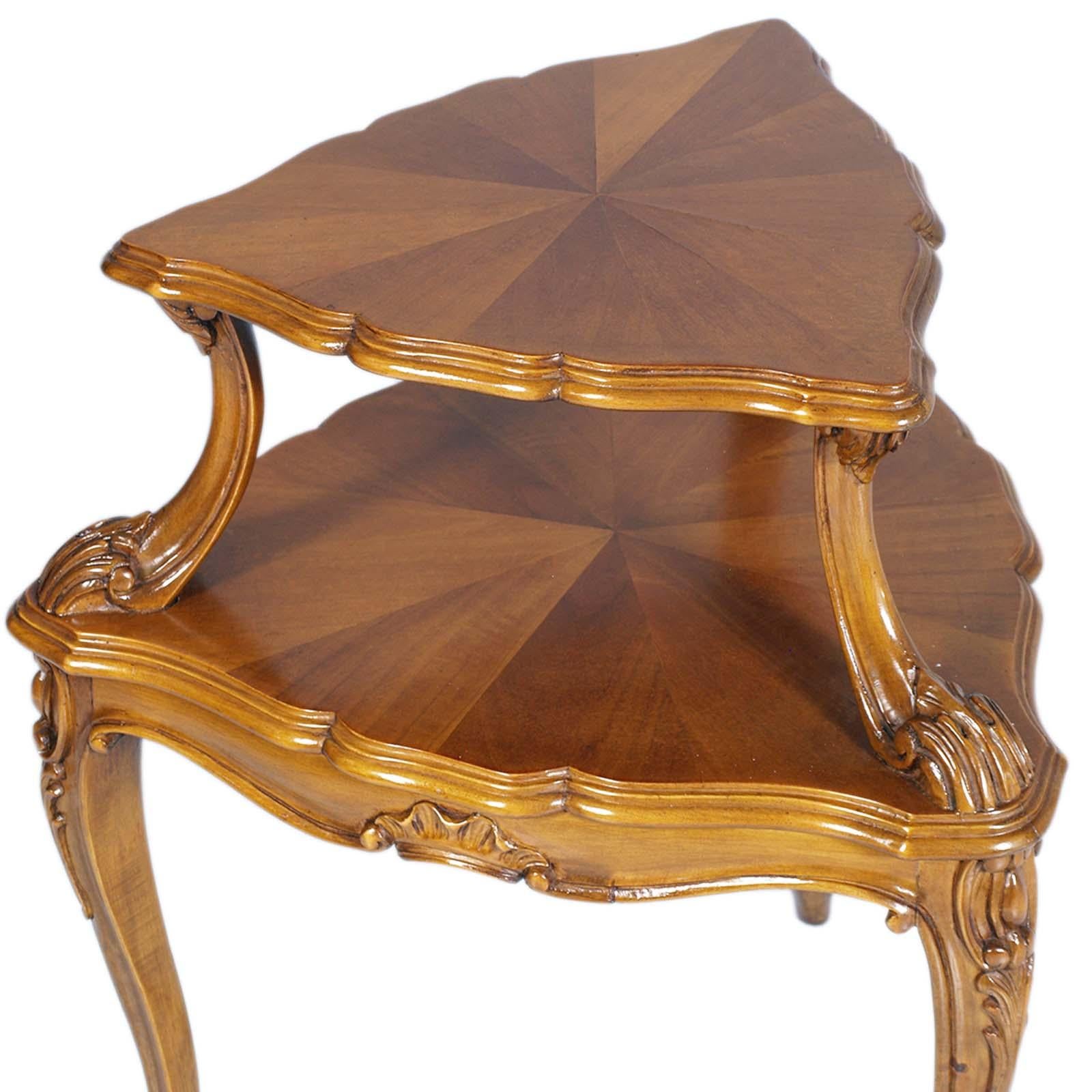 Art nouveau Table à dessert baroque vénitienne à deux niveaux en noyer du début du 20ème siècle avec plateau tripode en vente