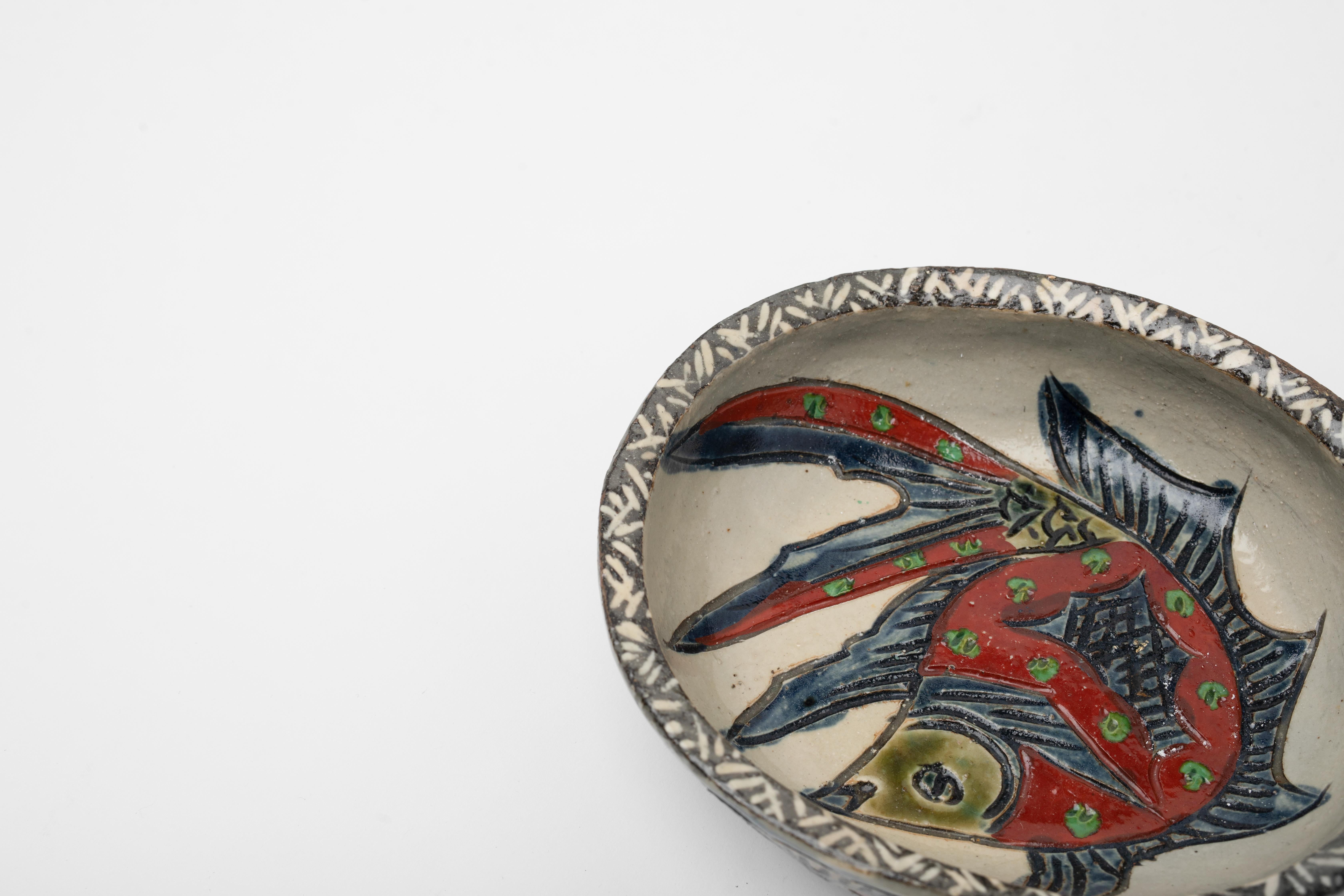Tsuboya-ya-yaki-Fischschale aus Keramik des frühen 20. Jahrhunderts Okinawa (Glasiert) im Angebot