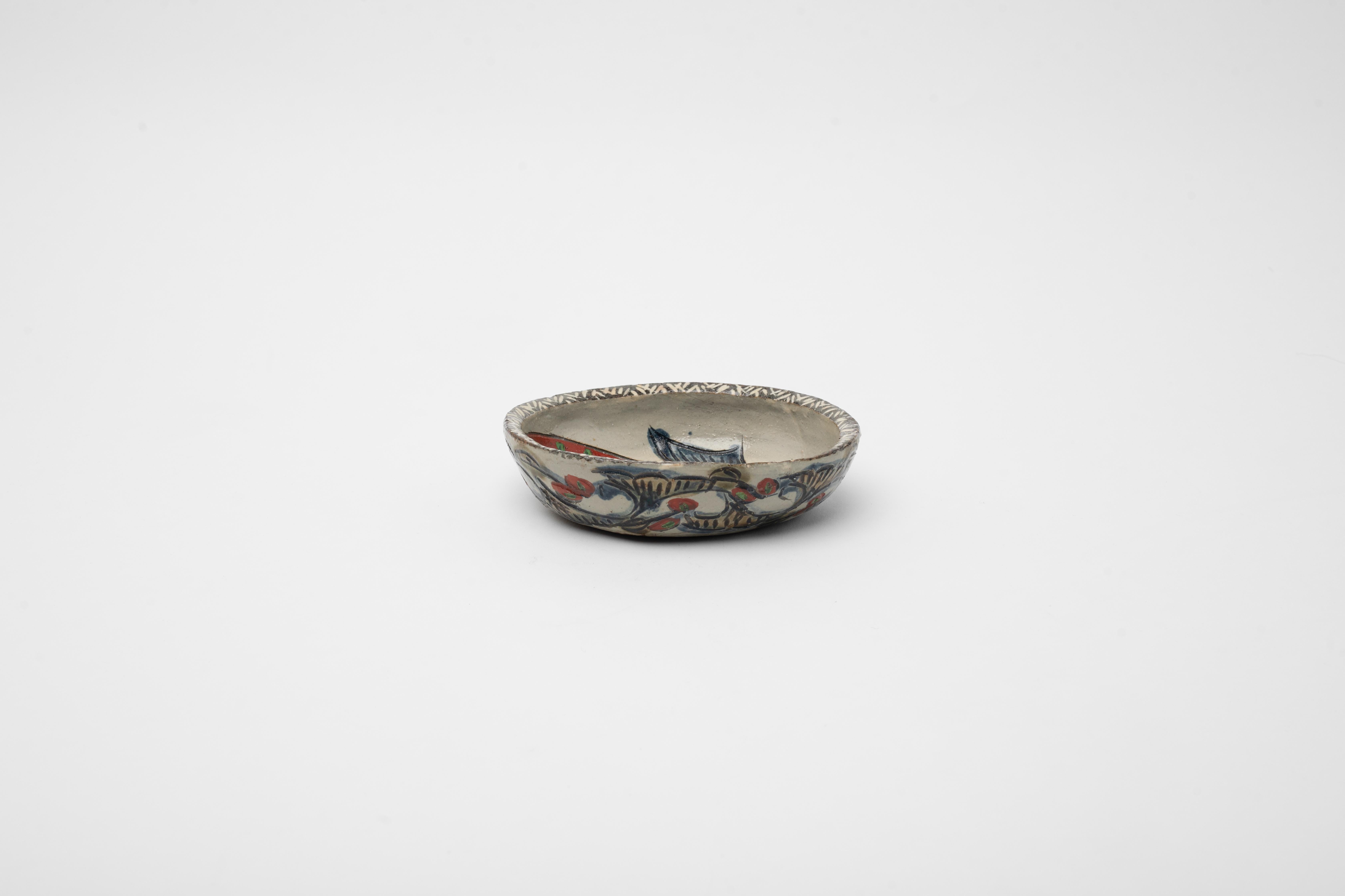 Tsuboya-ya-yaki-Fischschale aus Keramik des frühen 20. Jahrhunderts Okinawa (Ton) im Angebot