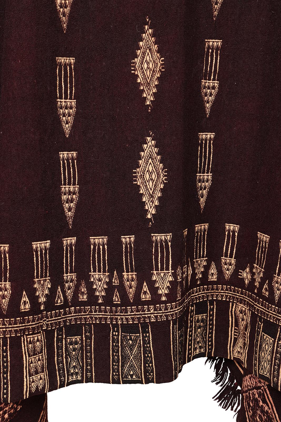 Couverture pour femme, Bakhnouk
Peuple berbère, Tunisie
Début du 20e siècle
Laine, coton, teintés après le tissage
Motifs supplémentaires
45