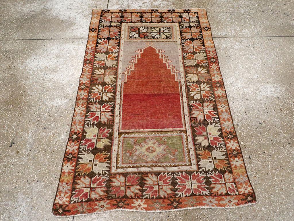 Ein antiker türkisch-anatolischer Vorleger. Dieses Streumuster aus dem Bezirk Mucur in der Zentraltürkei zeigt ein knackiges, abgewetztes tomatenrotes offenes Feld unter blassblau-grauen Zwickeln. Die Rosetten über und unter dem Mittelteil sind mit