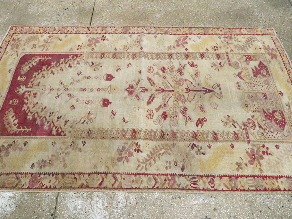 Türkischer Ghourdes-Akzentteppich aus dem frühen 20. (Handgeknüpft) im Angebot
