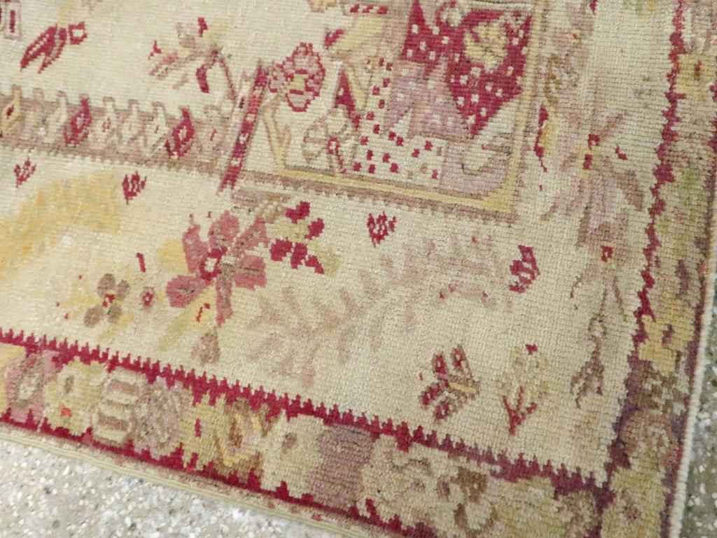 Türkischer Ghourdes-Akzentteppich aus dem frühen 20. im Zustand „Hervorragend“ im Angebot in New York, NY