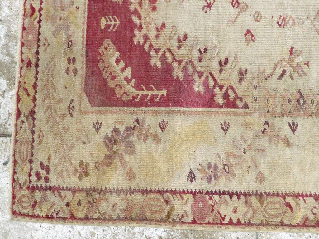 Türkischer Ghourdes-Akzentteppich aus dem frühen 20. (20. Jahrhundert) im Angebot