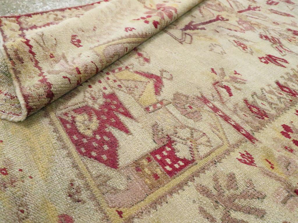 Türkischer Ghourdes-Akzentteppich aus dem frühen 20. (Wolle) im Angebot