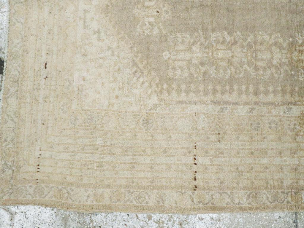 Türkischer Ghourdes-Teppich aus dem frühen 20. (20. Jahrhundert) im Angebot