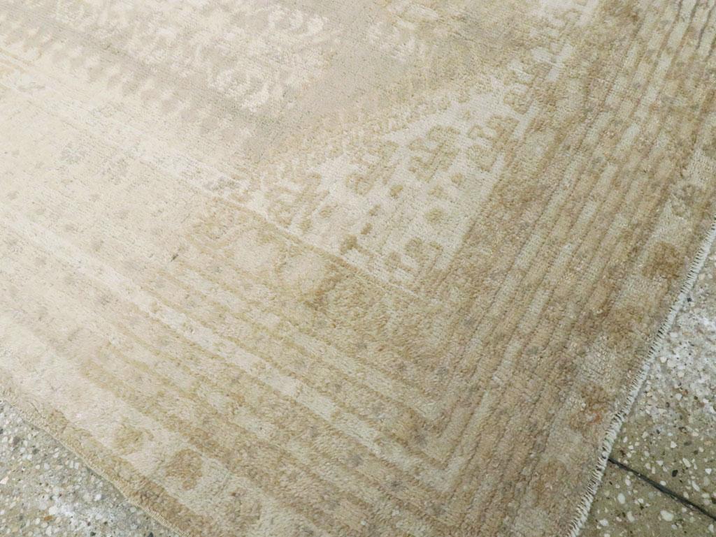 Türkischer Ghourdes-Teppich aus dem frühen 20. (Wolle) im Angebot